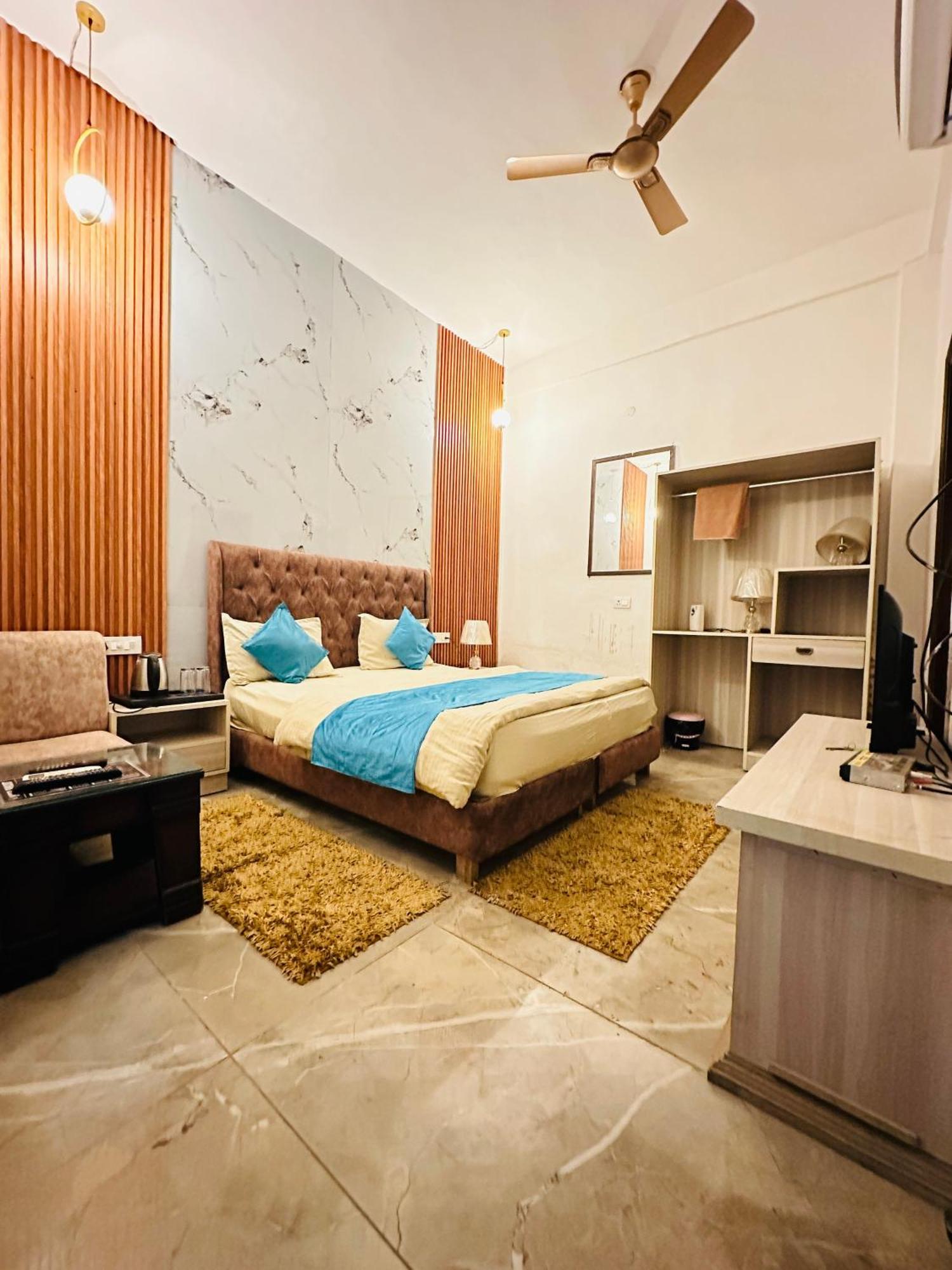 Shivjot Hotel Kharar Exterior photo